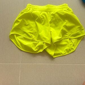 Lululemon neon yellow size 4, 4 in inseam hotty hots perfect condition